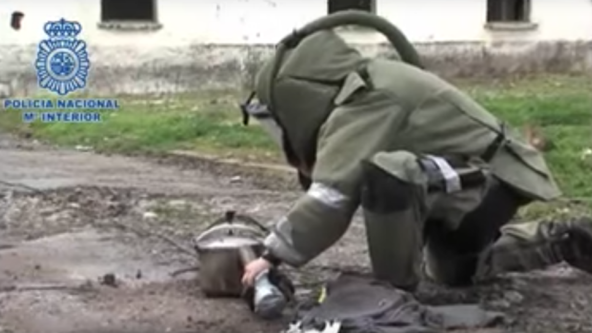 Los Tedax hacen explotar un paquete encontrado en una urbanización