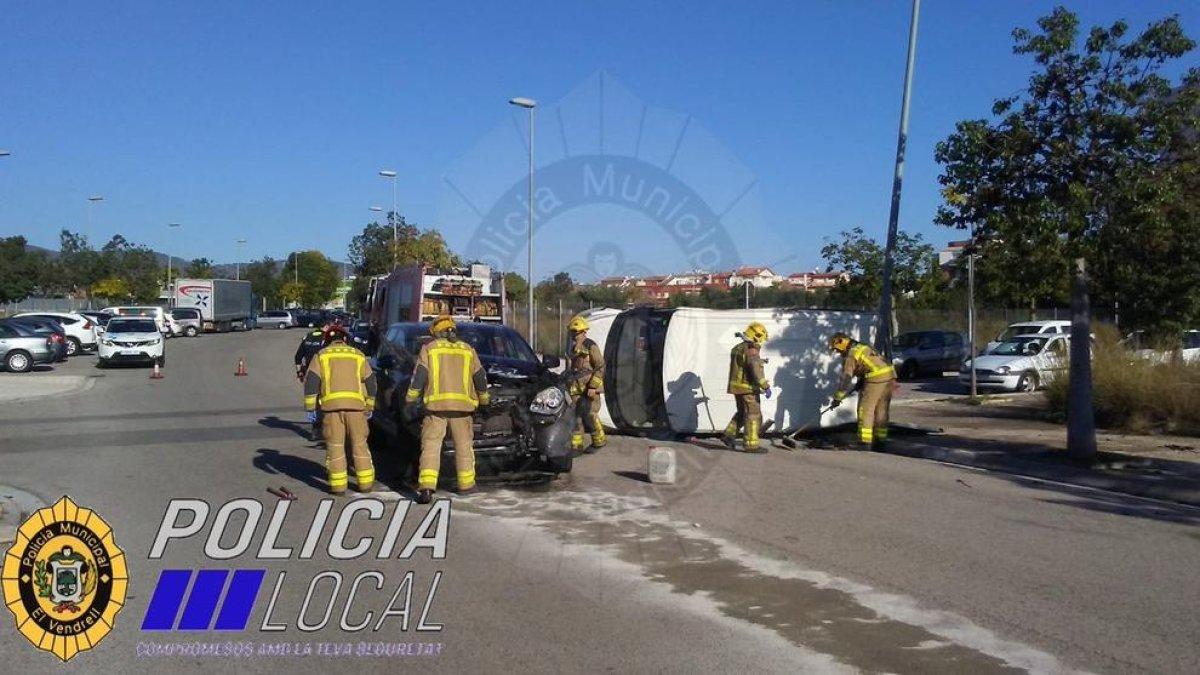 Una furgoneta vuelca al chocar contra un turismo en el Vendrell