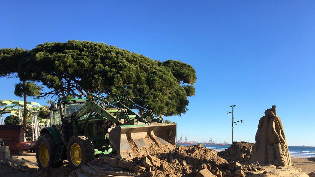 Desmantellen el pessebre de sorra de la Pineda