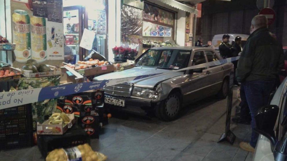 Un conductor begut i sense carnet s'estampa contra una fruiteria a Tarragona