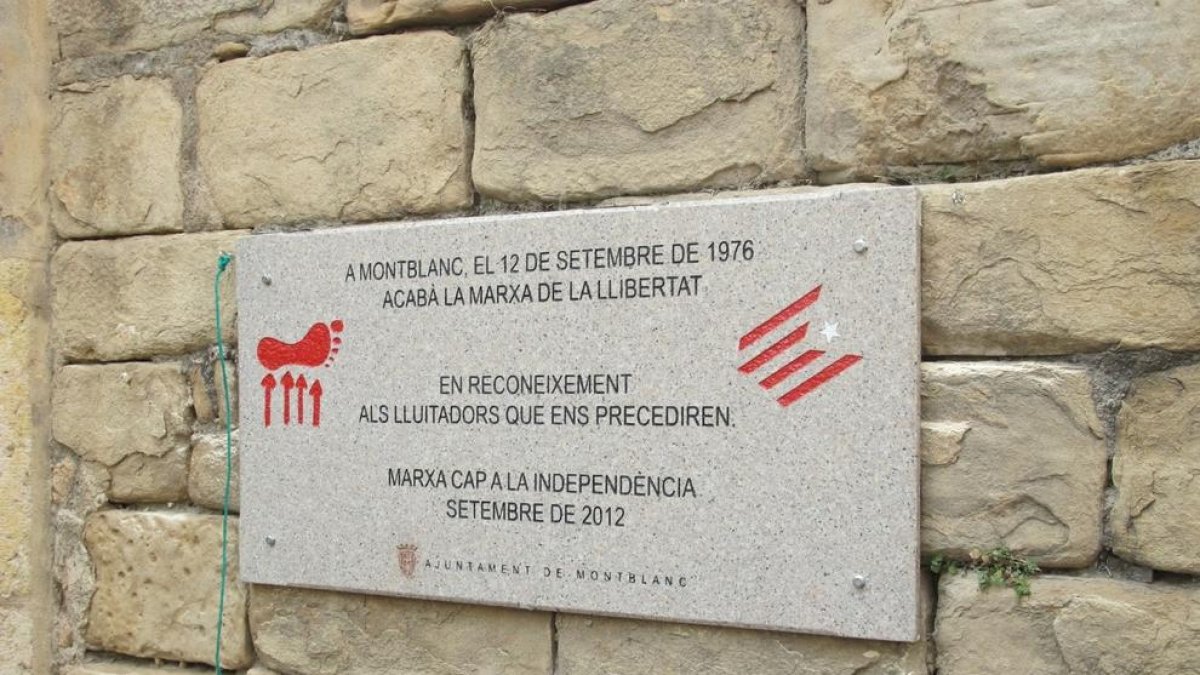 Roban la placa conmemorativa de la Marxa de la Llibertat en Montblanc