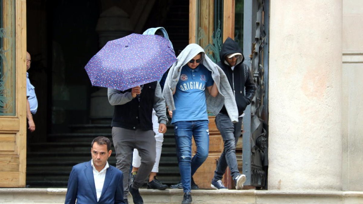 La víctima del abuso sexual en Manresa dice que pasó miedo y que la intimidaron con una pistola