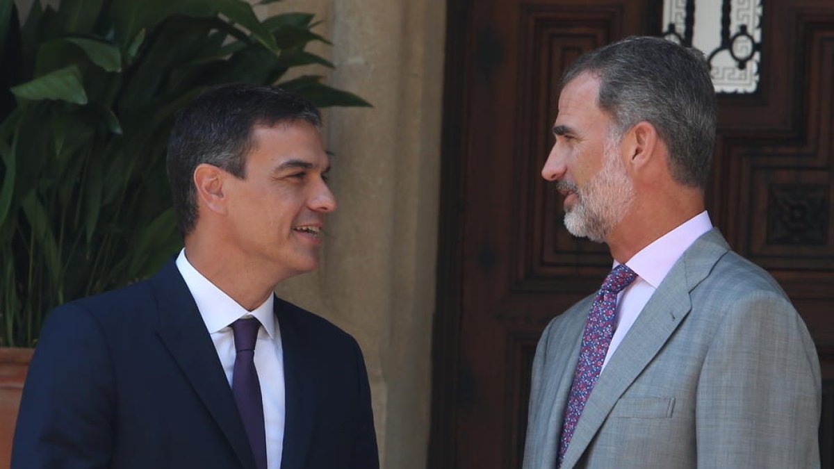 Sánchez amenaça amb mesures legals contra la resolució del Parlament per l'abol·lició de la monarquia