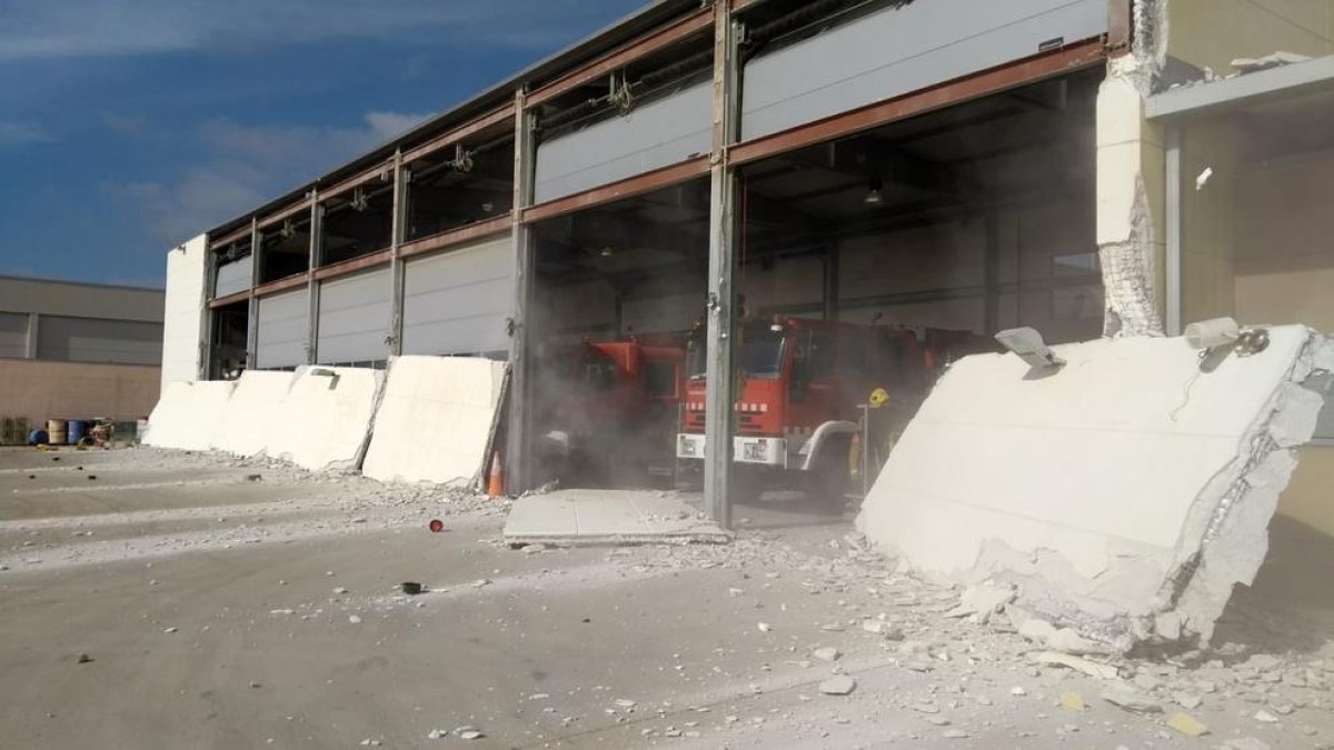 S'ensorra una de les façanes del Parc de Bombers de Cambrils