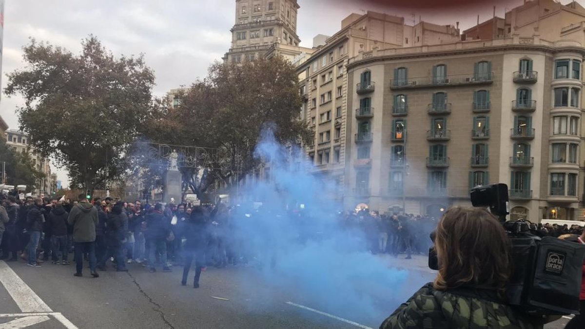 Los mossos cortan la Gran Via para desbloquear la equiparación salarial con los Bomberos