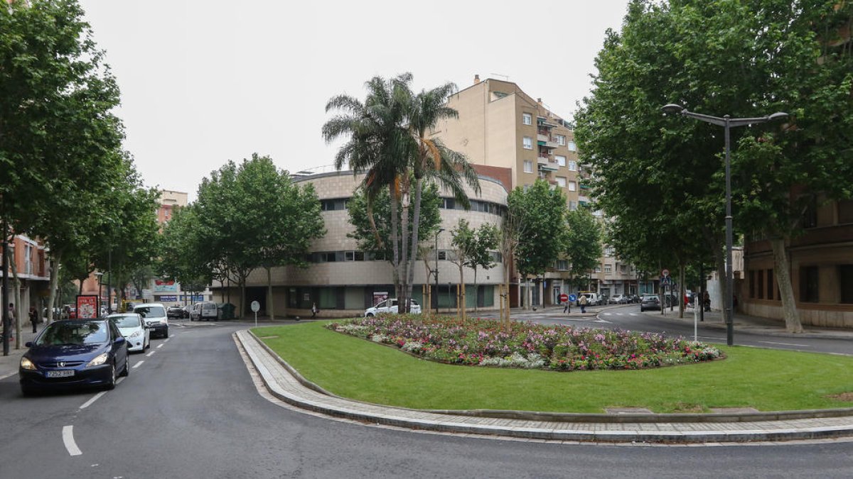 La instal·lació de nous punts de llum completarà la plaça de Villarroel