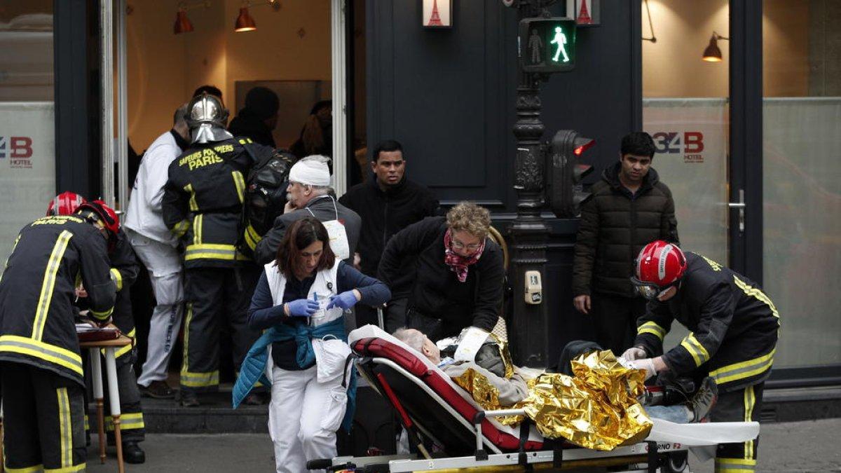 Dos bomberos y una española mueren en una explosión en una panadería en el centro de París