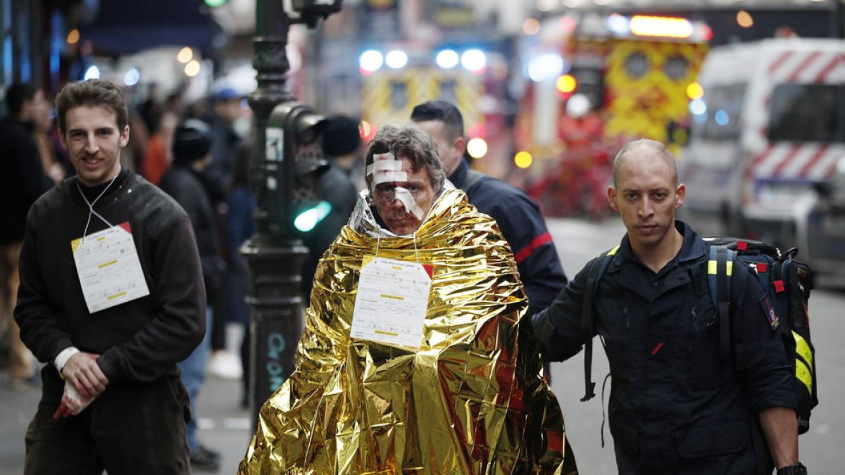 Pugen a quatre els morts per l'explosió de París després de trobar el cos d'una dona entre la runa