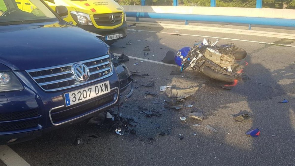 Dos ferits greus i un de crític després que un conductor ha entrat contra direcció a una rotonda