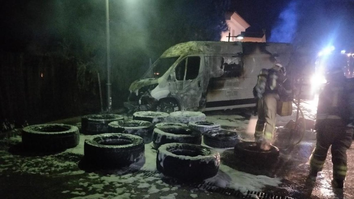 Una furgoneta cargada de neumáticos quema totalmente en la Selva del Camp