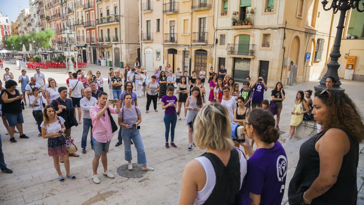 Unas 60 personas se concentran en Tarragona en apoyo a la víctima de la agresión sexual en Manresa