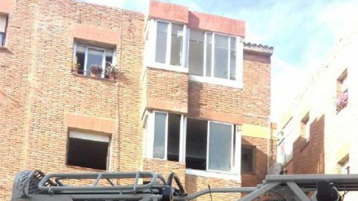 Dos personas heridas por inhalación de humo en el incendio de una vivienda de l'Arboç