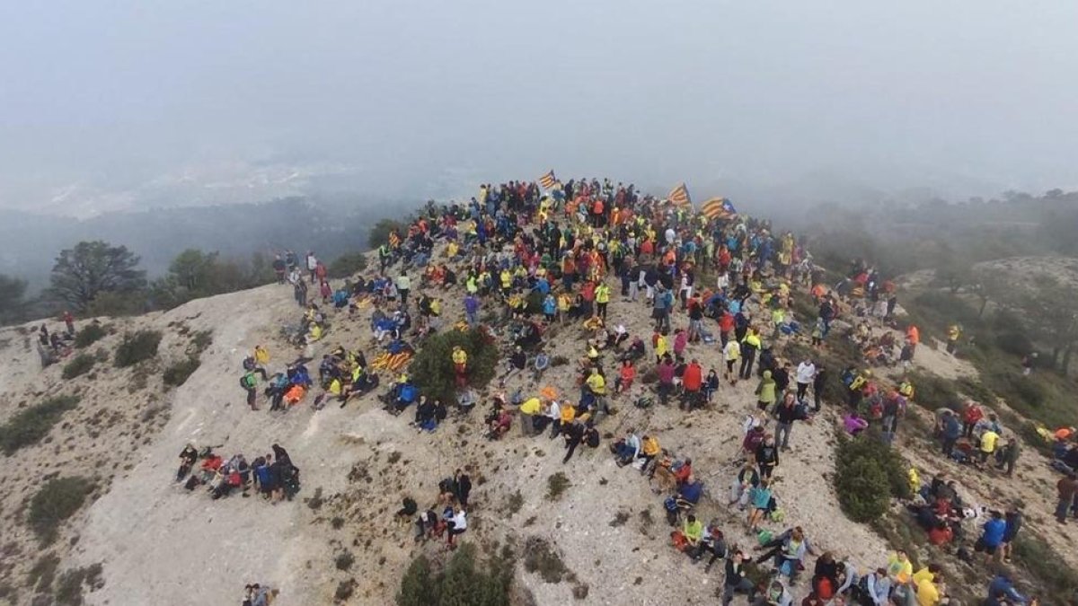Més 600 persones coronen el cim de Roca Corbatera per Raül Romeva