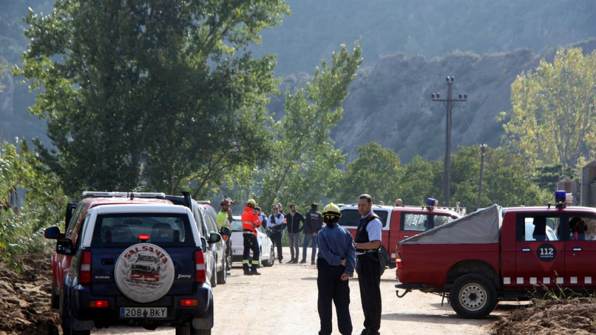Els Bombers reprenen la recerca dels tres desapareguts pels aiguats a la Conca de Barberà amb l'ajuda de gossos