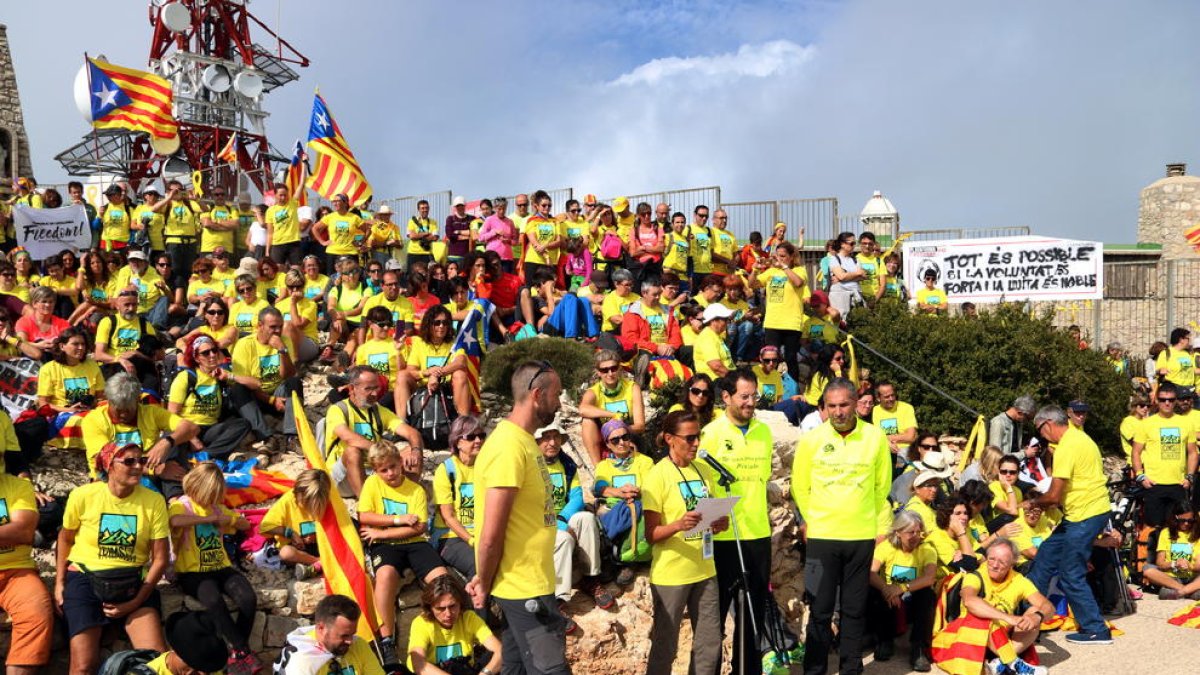 Prop de mil persones pugen el cim del Montcaro per demanar l'alliberament de Carme Forcadell