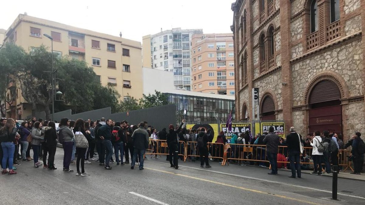 Intenten boicotejar la fira de descomptes de la TAM en motiu de la vaga feminista