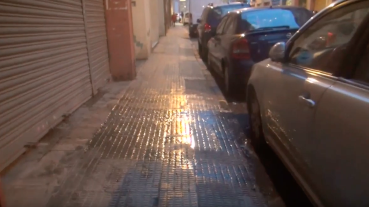 Denuncien la presència d'aigües fecals procedents d'uns baixos prop de l'Escola Prim