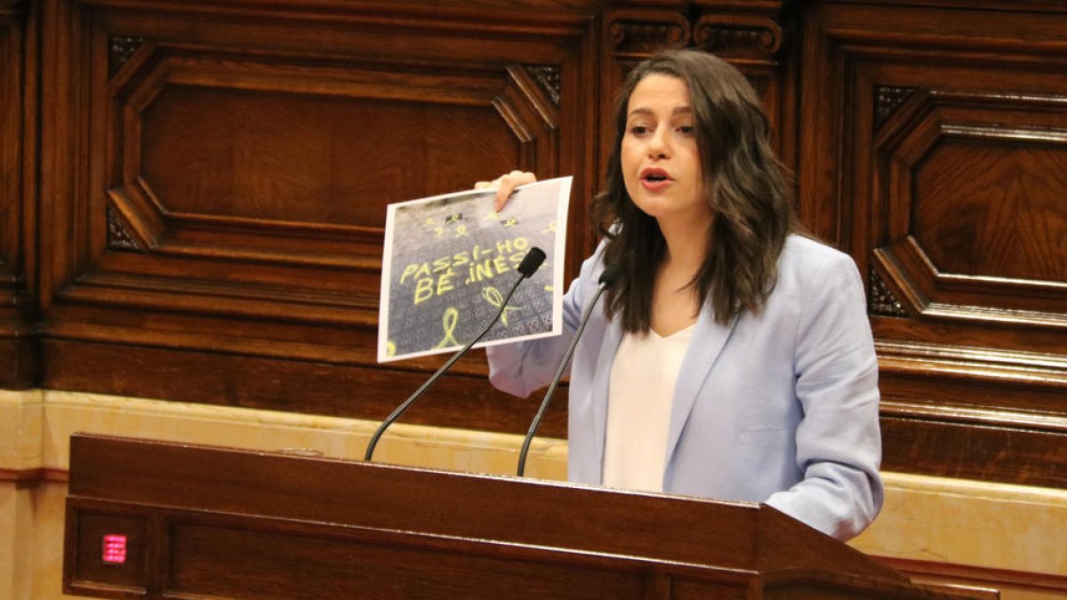 Arrimadas diu adéu al Parlament exhibint el cartell d'una pintada al carrer de casa seva