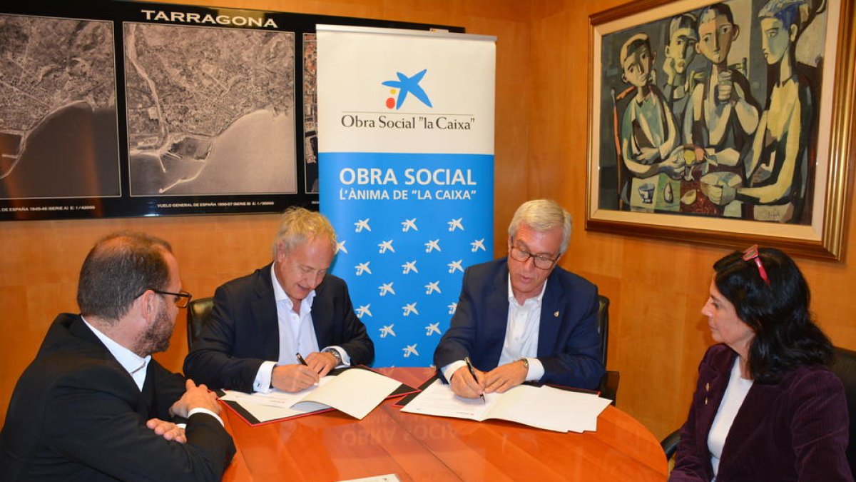 L'Ajuntament i 'La Caixa' firmen un conveni per garantir un àpat diari infantil
