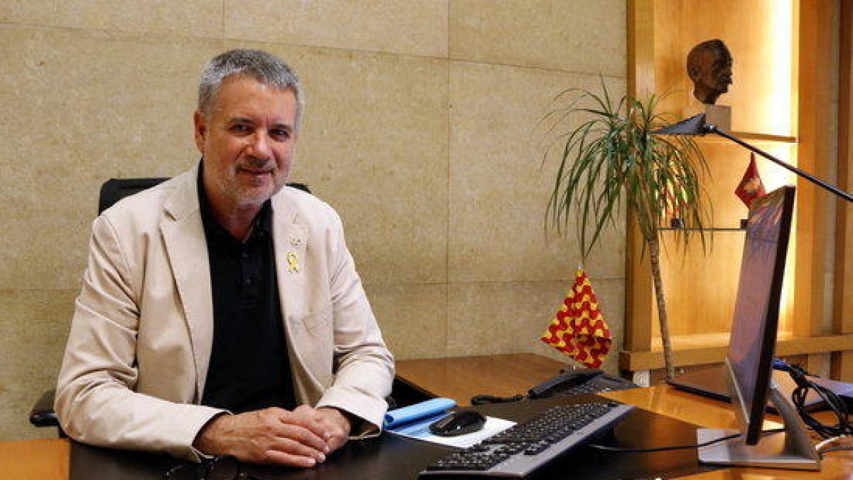 El alcalde de Tarragona, Pau Ricomà, sentado en su silla del despacho de alcaldía.