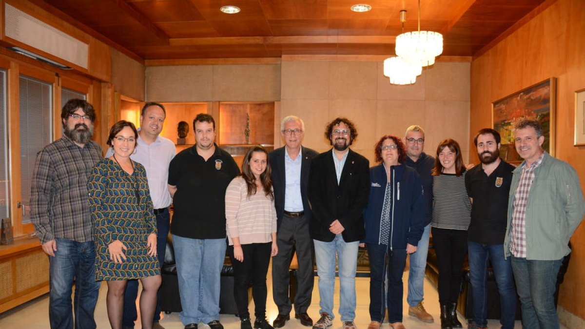 Josep Fèlix Ballesteros recibe a las cuatro collas castelleras en el Ayuntamiento