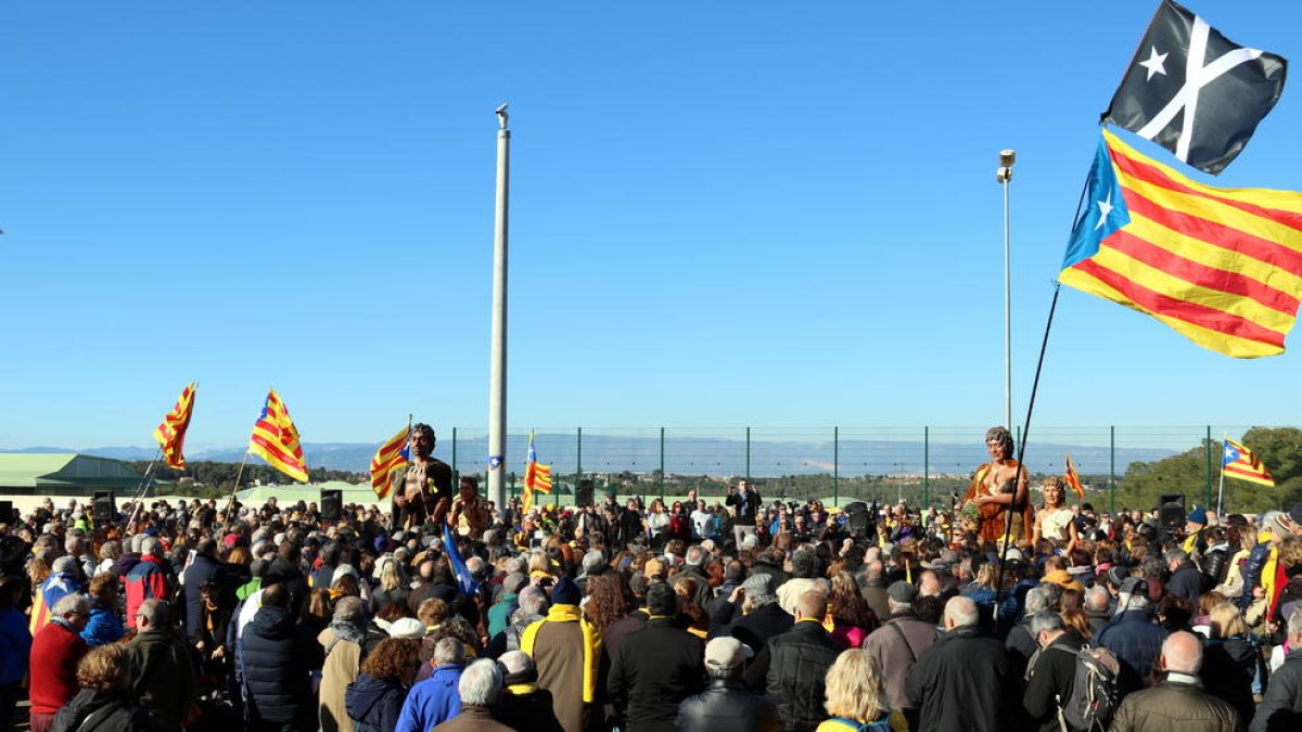 2.000 persones canten a Forcadell davant la presó del Catllar
