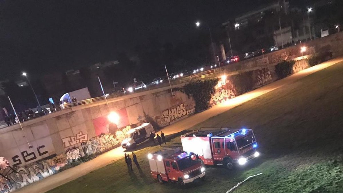 Cau un cotxe del pont de l'avinguda Ramón i Cajal a la llera del Francolí