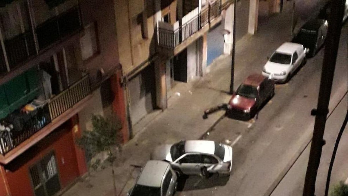 Estampa el seu cotxe contra cinc turismes estacionats i marxa a peu