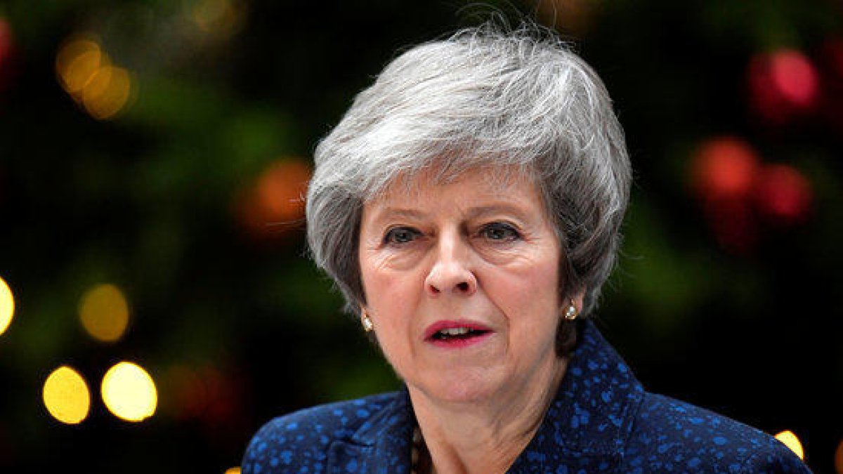 La primera ministra britànica, Theresa May, es dirigeix als mitjans davant el número 10 de Downing Street després de l'anunci del Partit Conservador de sotmetre-la a un vot de confiança