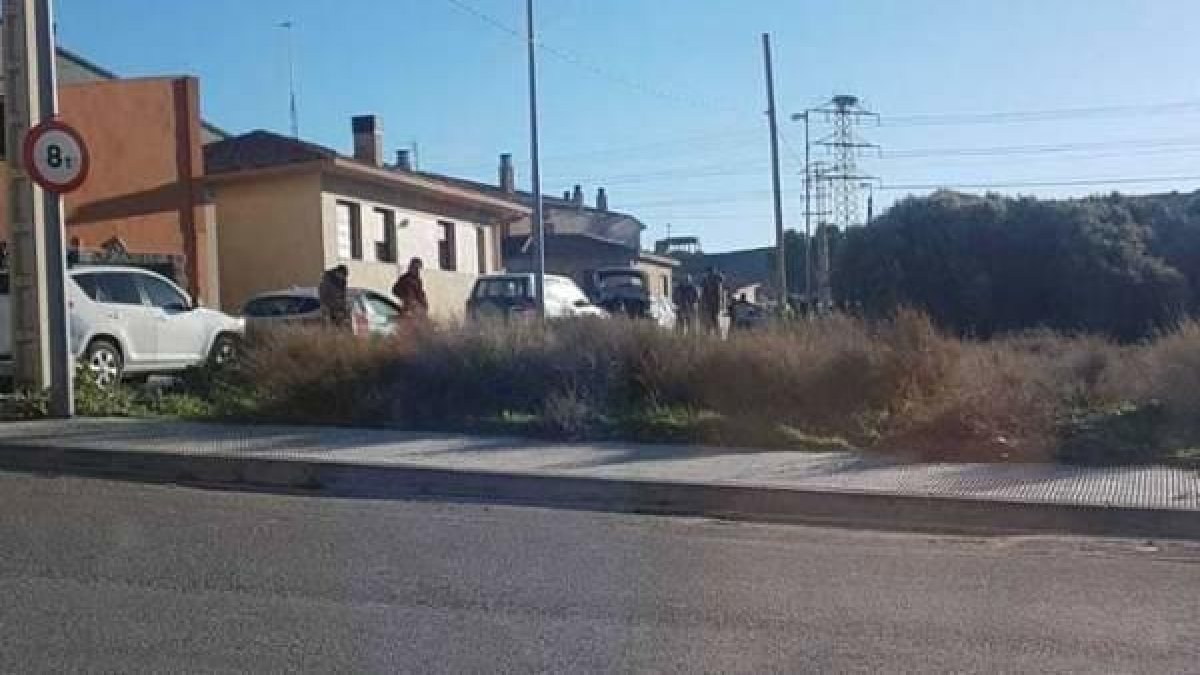 Un home mata a la seva mare i s'atrinxera varies hores al seu domicili