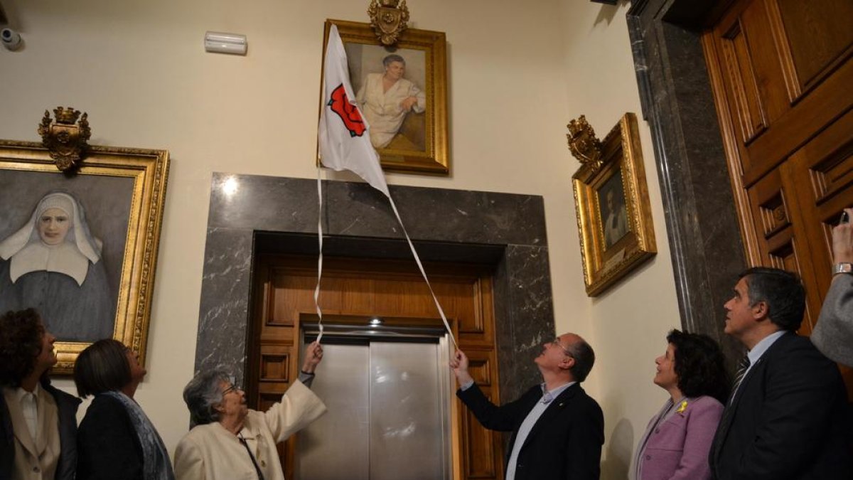 Acte de descoberta del quadre de Neus Segrià a la galeria de fills il·lustres de Reus