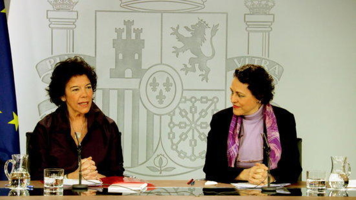 La portaveu del govern espanyol, Isabel Celaá, i la ministra de Treball, Magdalena Valerio, a la roda de premsa posterior al Consell de Ministres aquest 8 de març.