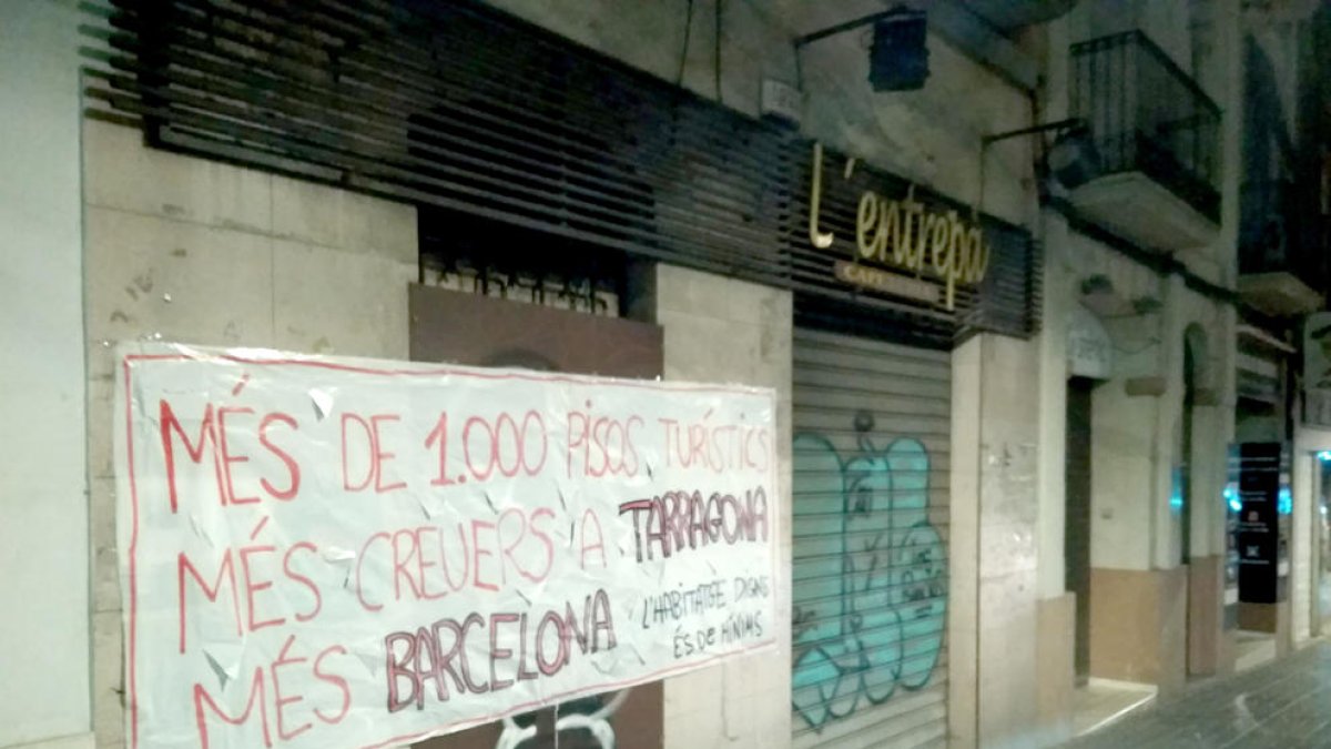 Adelante cuelga pancartas reivindicativas de viviendas dignas en inmuebles de Tarragona