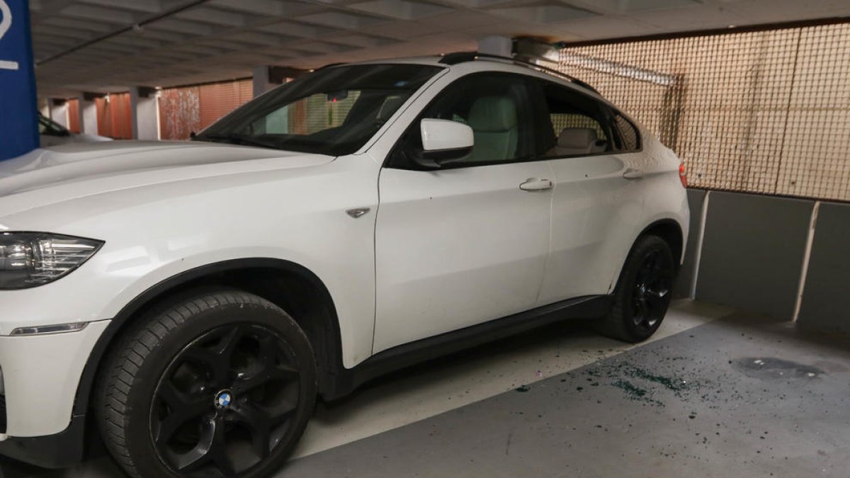 Trenquen i roben en una trentena de vehicles del pàrquing La Pedrera