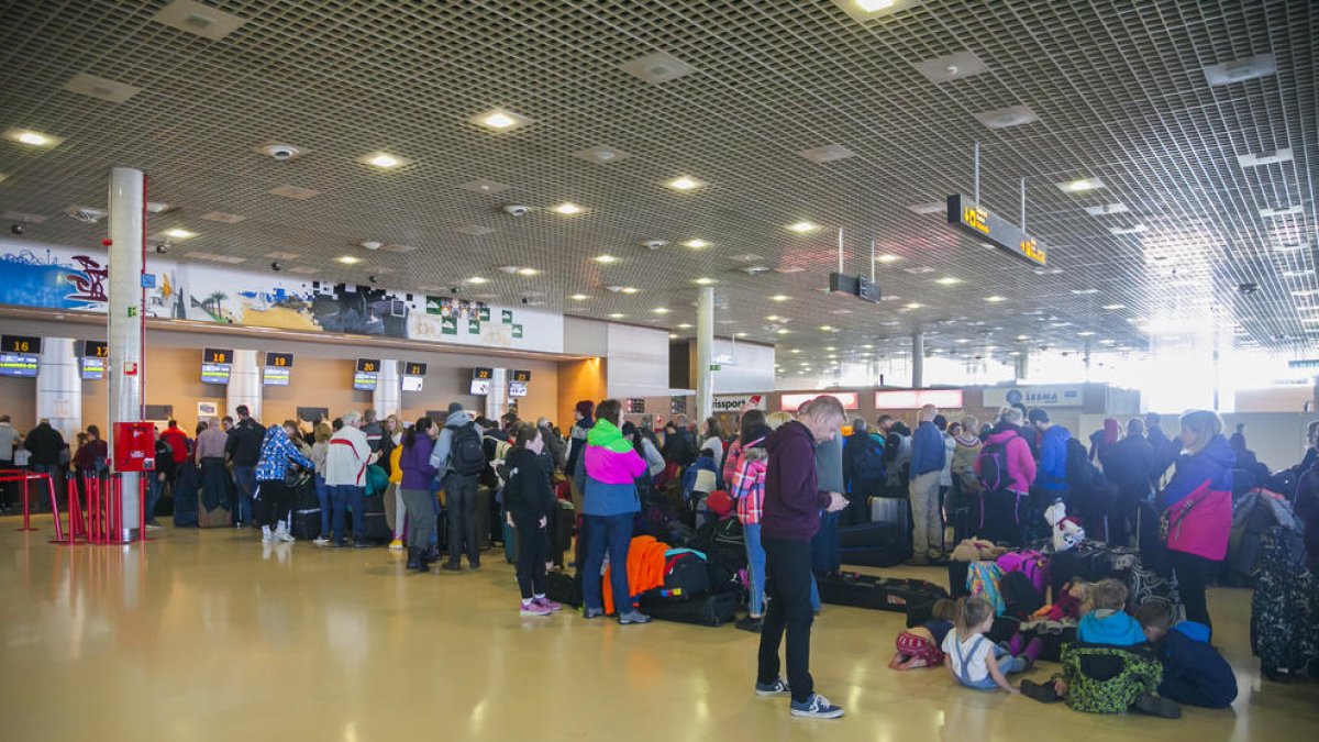 Quart diumenge seguit amb cinc vols d'esquiadors d'Alguaire reprogramats a Reus