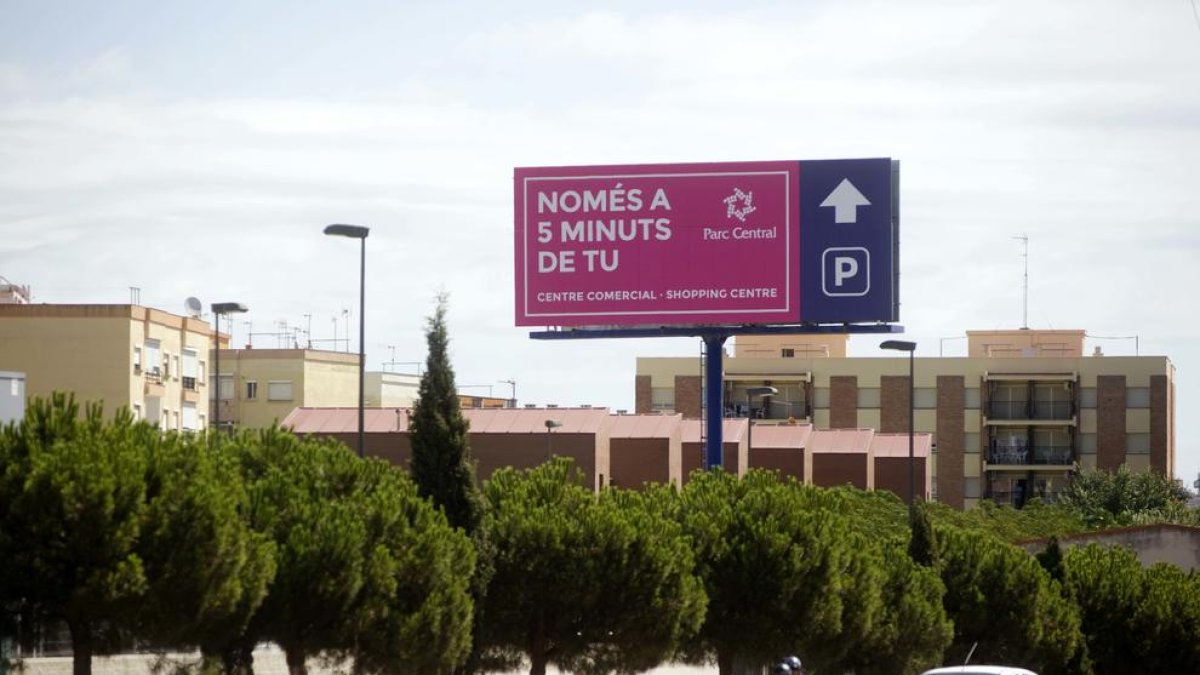 A Tarragona hi ha gairebé trenta grans cartelleres il·legals