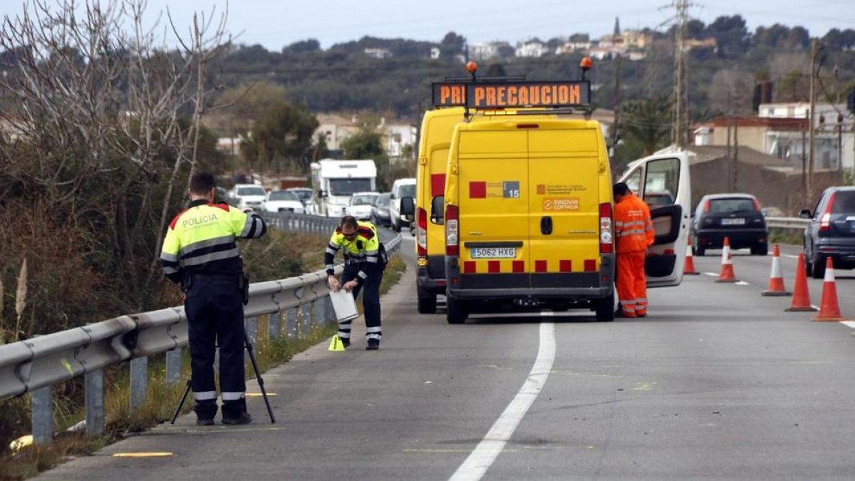 Tallada la C-32 a Calafell per un accident d'un cotxe amb un remolc