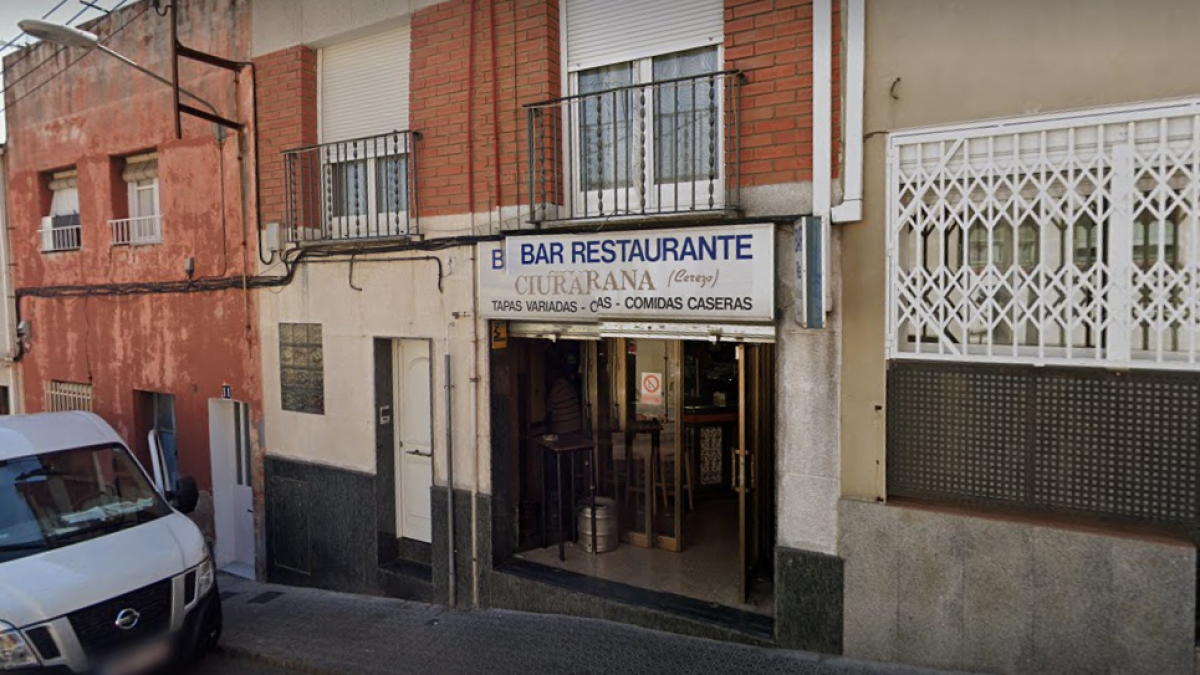 Perd el control del quad i xoca contra la porta d'un bar a Montgat