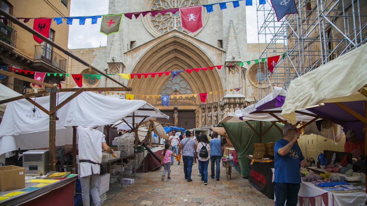 El Mercado Medieval llena de productos artesanos la plaza de la Catedral