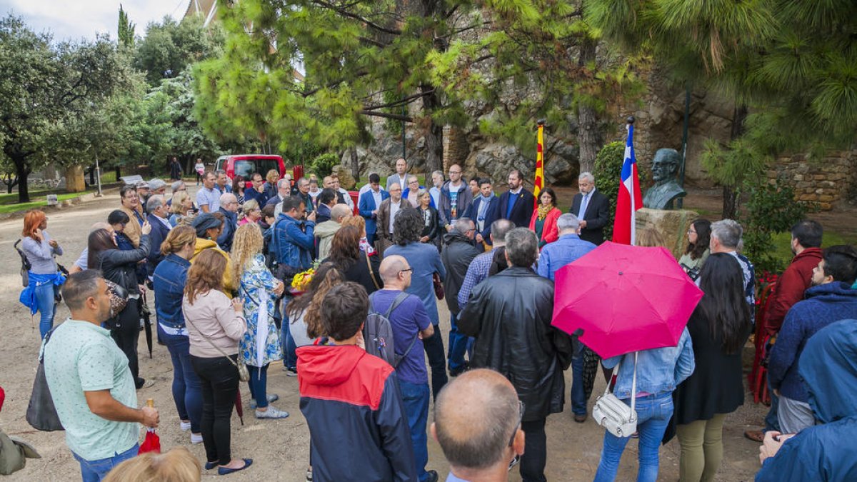 Ofrenda floral al expresidente chileno Salvador Allende con la mirada en el cielo