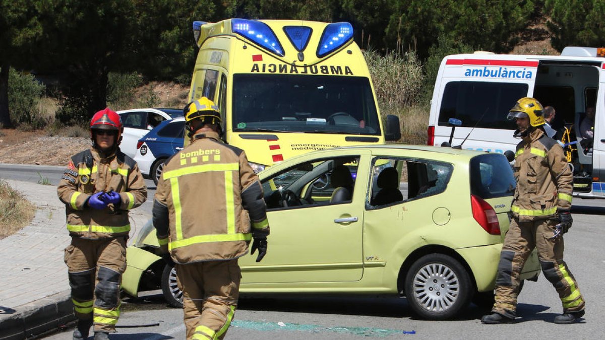 Tres heridos leves en un choque entre un coche y una moto en Reus