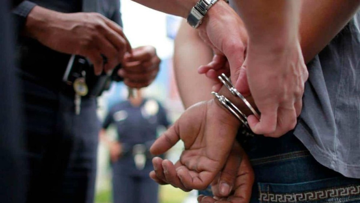 Detienen a una mujer por entrar en casa de su expareja y provocar daños en el interior