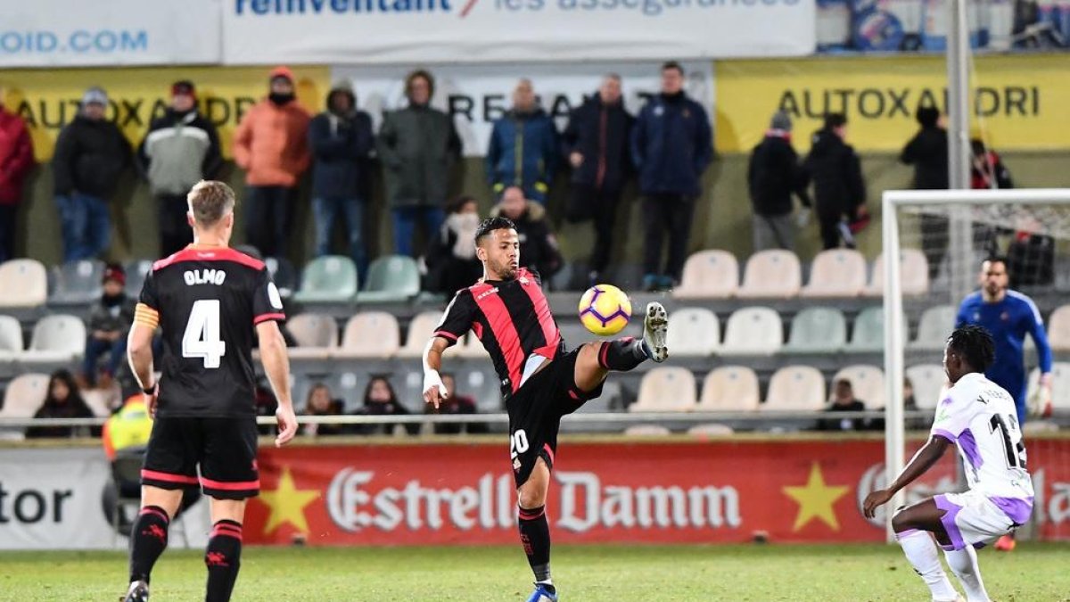L'equip resisteix amb només 12 fitxes i una situació que es complica