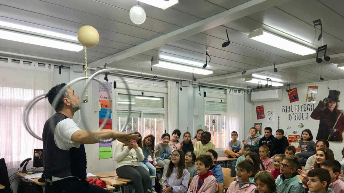 Pallassos sense fronteres trae las sonrisas a la Escuela Els Ganxets