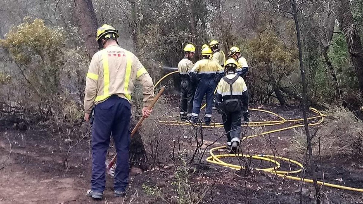 Nou dotacions de Bombers treballen en un incendi a Sant Salvador