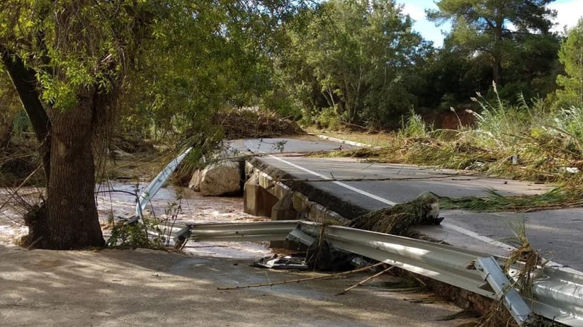 Tallada la TV-2006 a Aiguamúrcia a causa de la intesa pluja