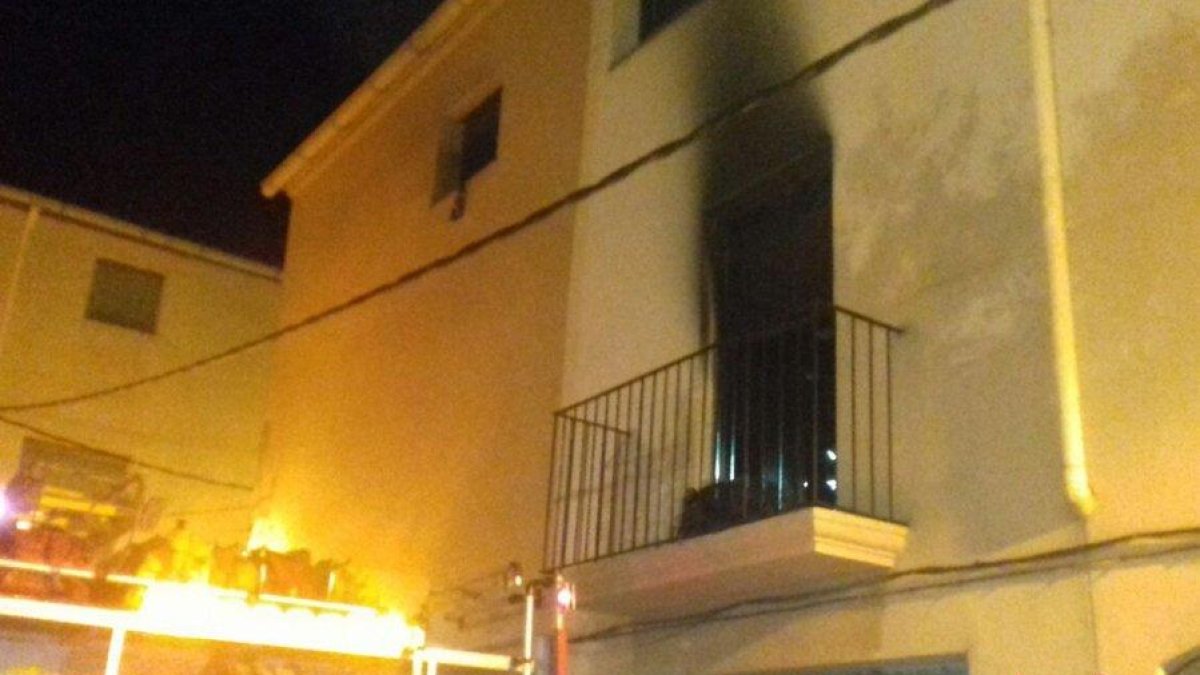 Se incendia completamente el comedor y la cocina de una casa en Gandesa