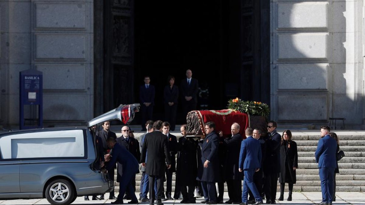 Los familiares de Franco sacan el féretro del dictador de la basílica del Valle de los Caídos después de 44 años