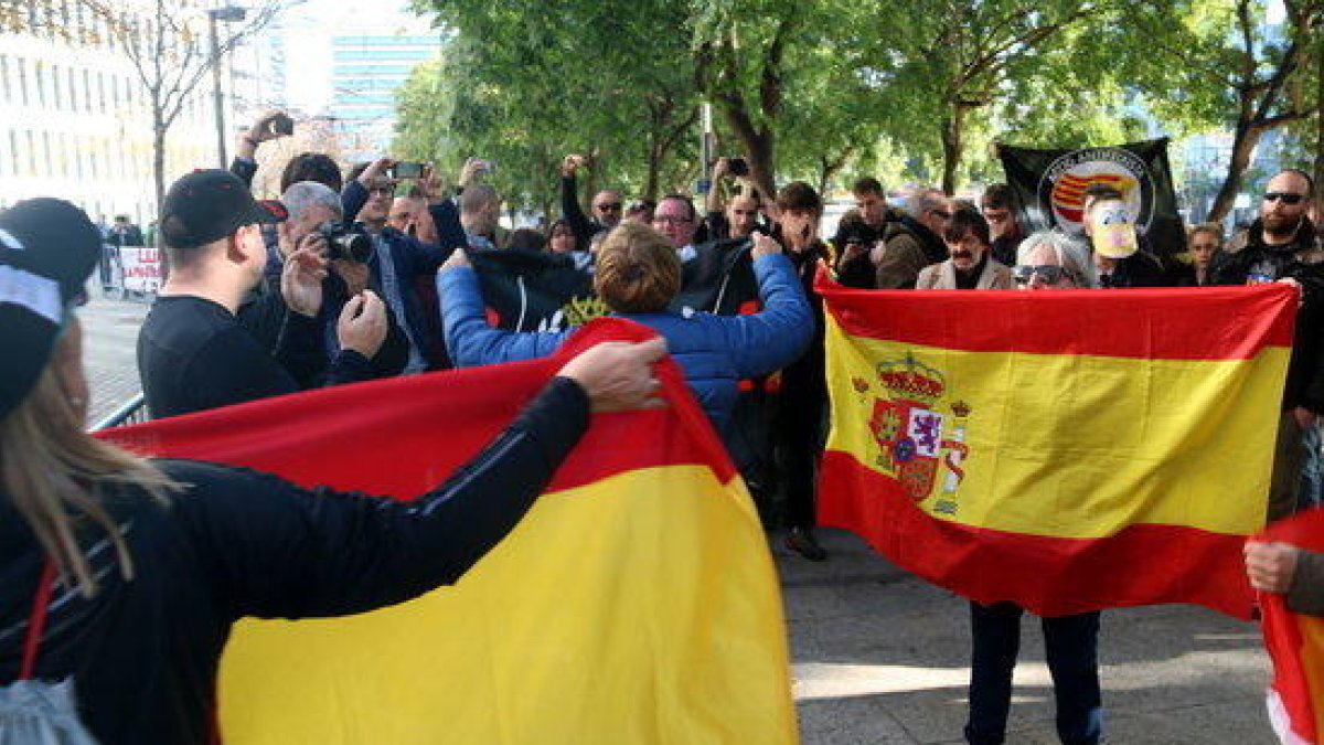 Manifestants espanyolistes i antifeixistes encarant-se davant les portes de la Ciutat de la Justícia, aquest 14 de novembre.