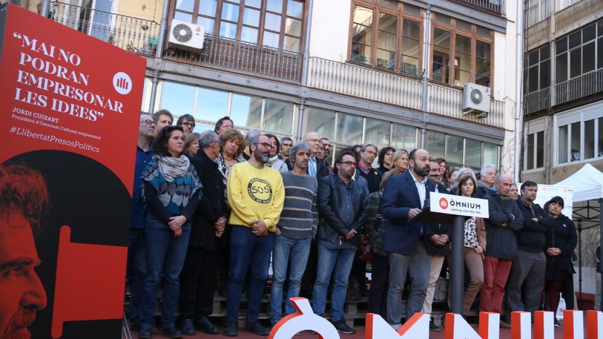 Òmnium organitza una 'botifarrada suprema' davant dels que «volen limitar l'exercici de drets»